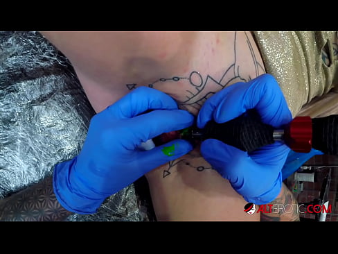 ❤️ Ekstremt tatoveret hottie Sully Savage fik en tatovering på sin klitoris ️ Porno at da.sexindrag.ru